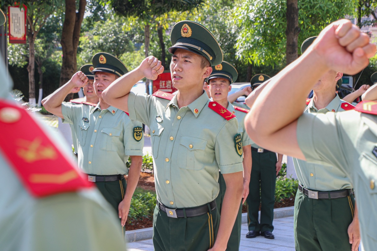 圖為7月1日,武警官兵正在重溫入黨誓詞.通訊員 劉承