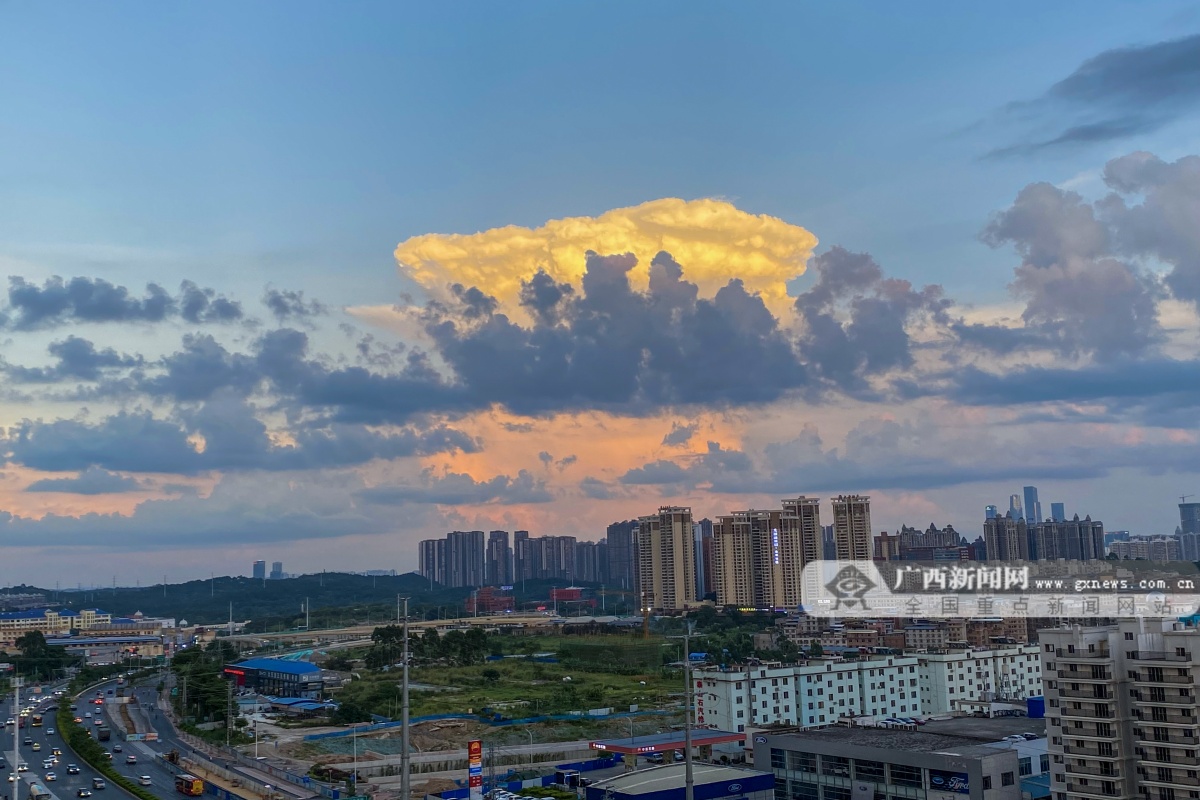 南宁上空出现钻石云