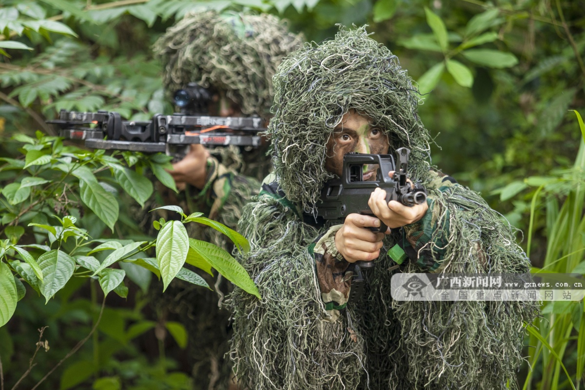 广西柳州武警特战队员野外反恐演练锤炼综合实战能力47