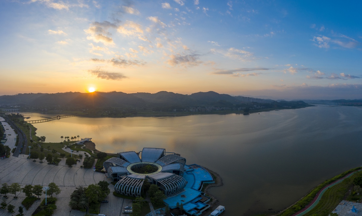 7月23日清晨,朝霞满天,湖光山色,扮靓了梧州市龙圩区苍海公园.