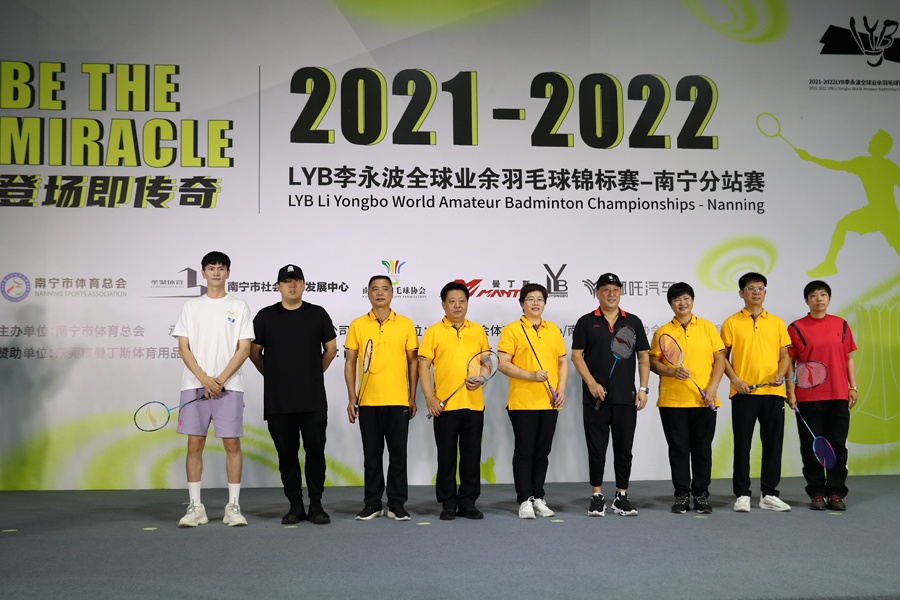 2021-2022李永波全球业余羽毛球锦标赛在南宁挥拍