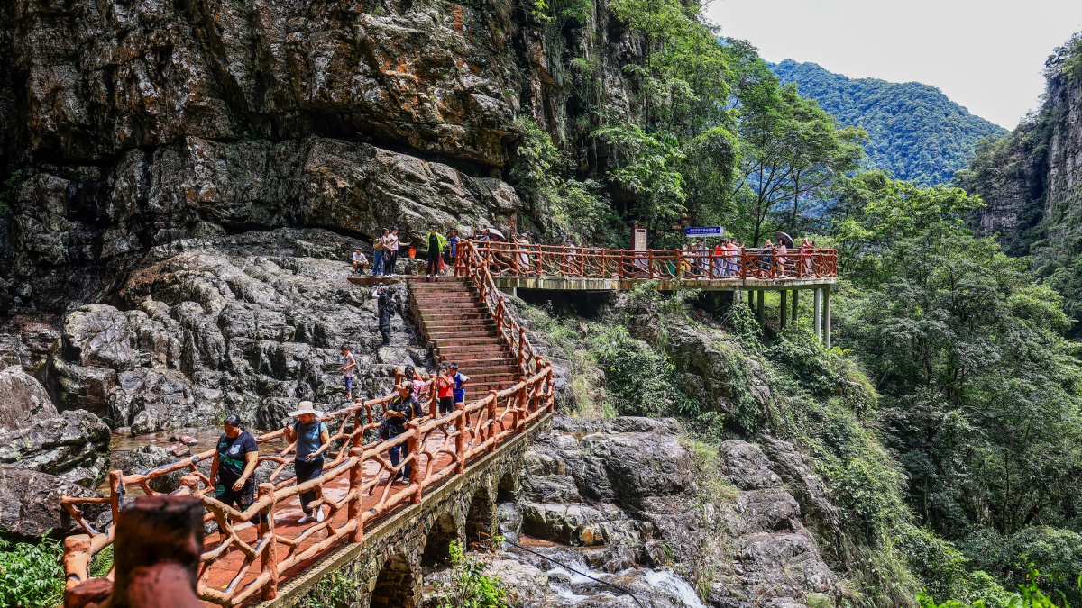 来宾武宣百崖大峡谷全长10公里,计有37道弯,10处瀑布景区总面积13