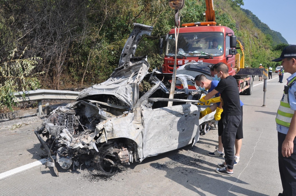 4名维吾尔族,汉族青年路遇车祸现场勇救被困人员-广西新闻网