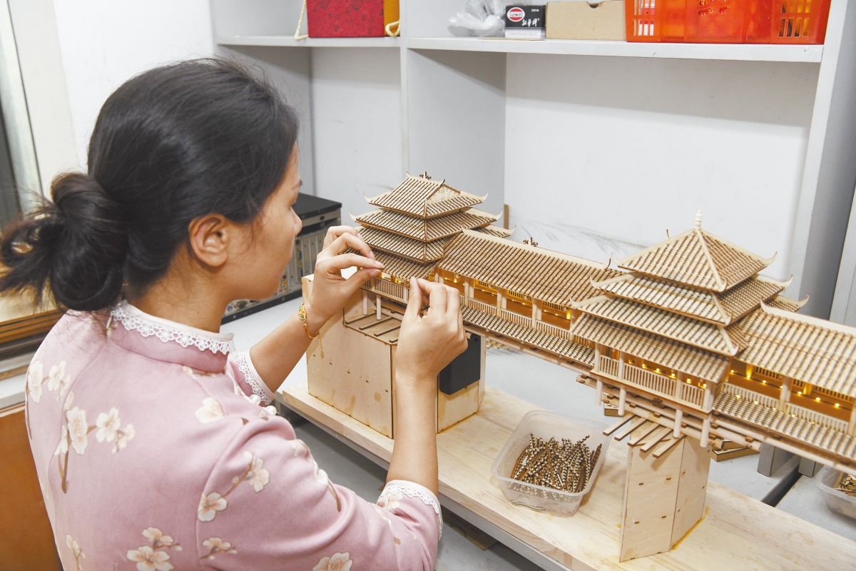 周涛在制作风雨桥模型.