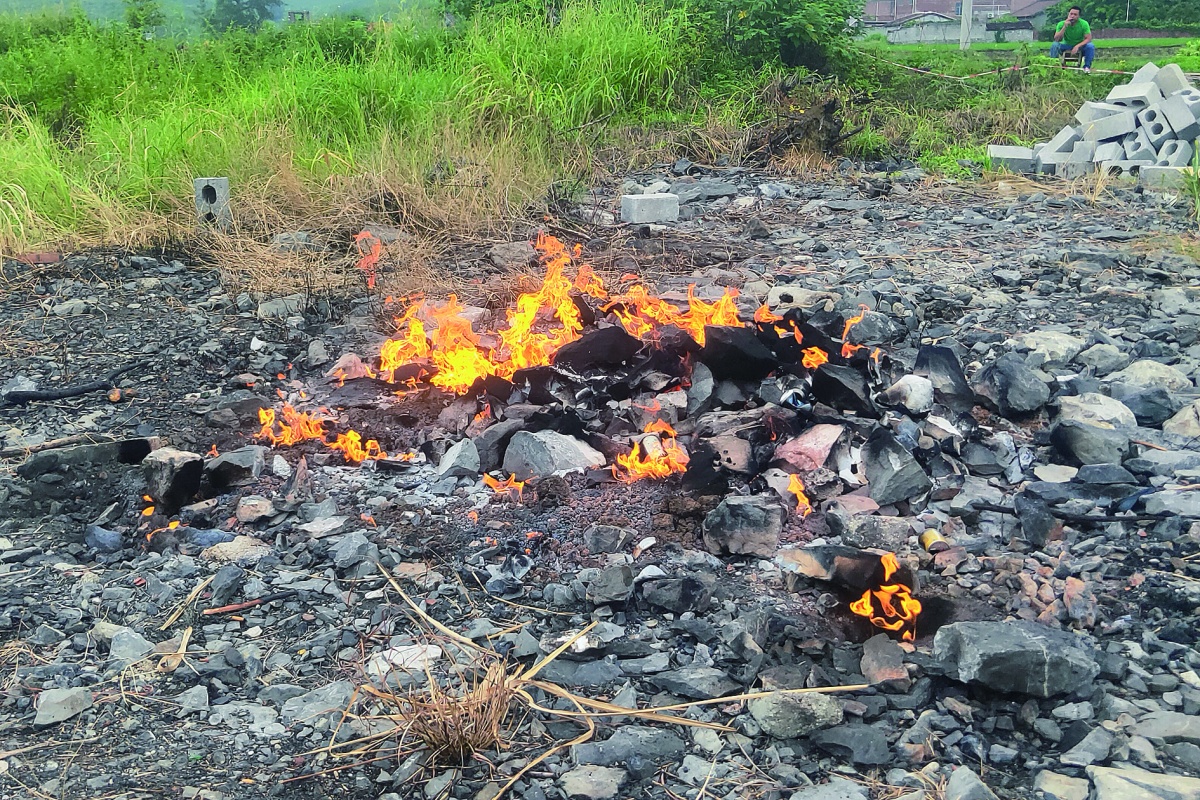 荒地燃起无名火 多场大雨浇不灭|手机广西网