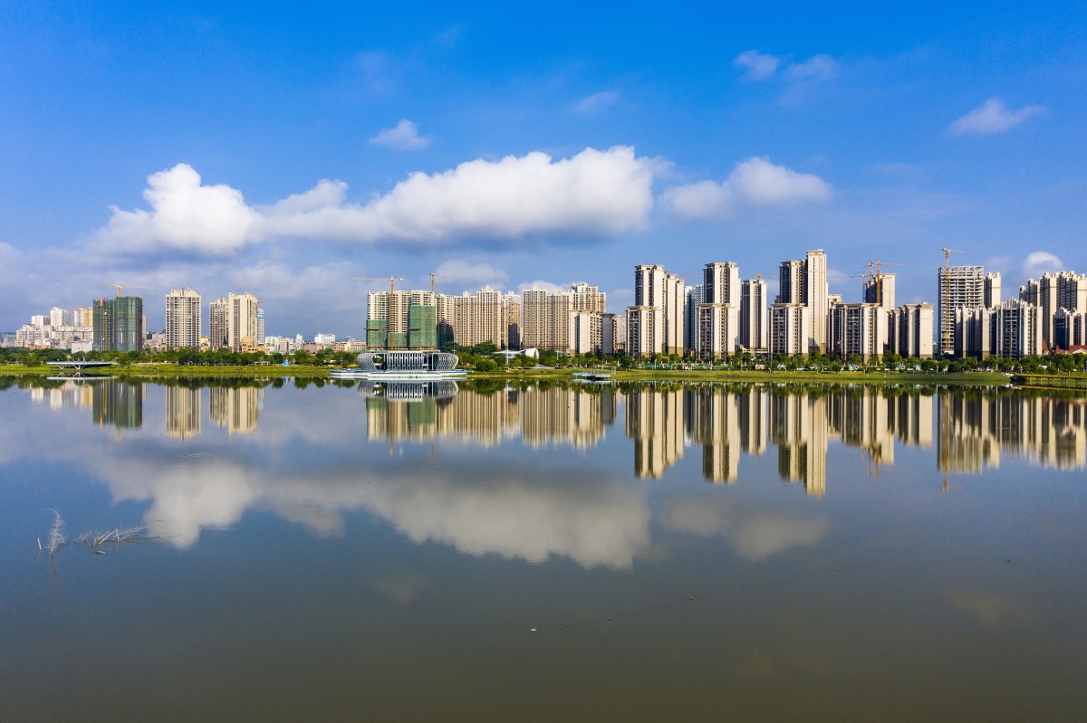 8月14日,梧州市龙圩区苍海新区苍海湖清澈空旷如"天空之镜,与纯净的