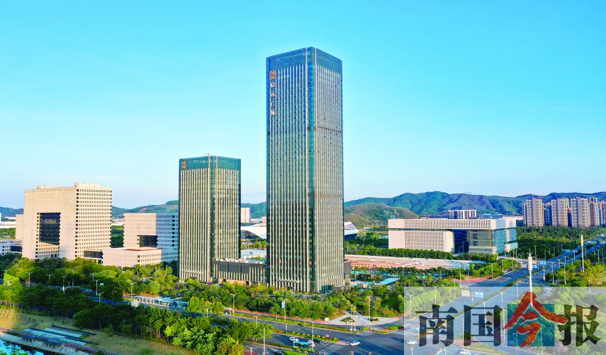 柳州市柳东新区新柳大道旁的启元广场,在落日的余晖中显得格外高峻