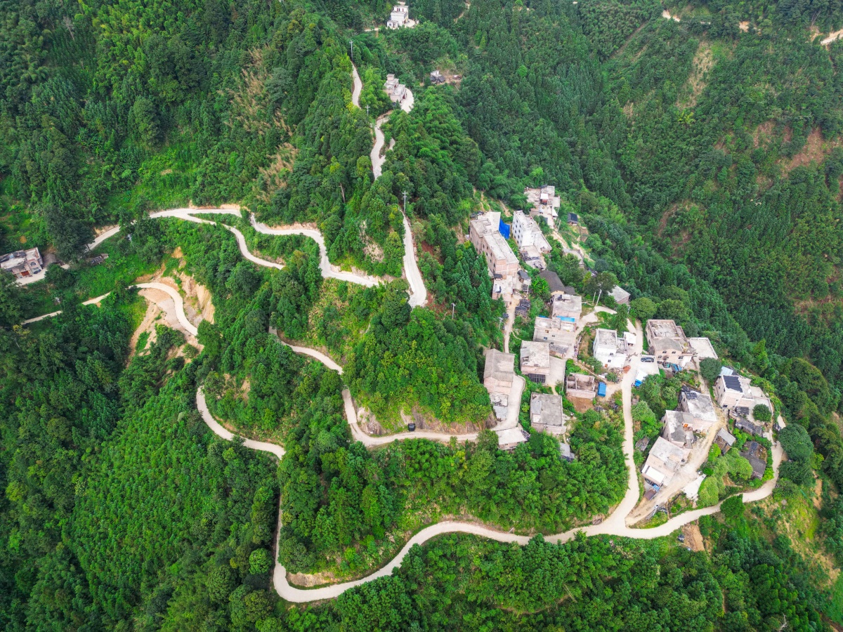 无人机航拍的贺州市平桂区鹅塘镇瑶族山村明梅村的山村公路