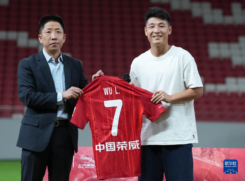8月31日,武磊(右)在见面会上展示球衣.