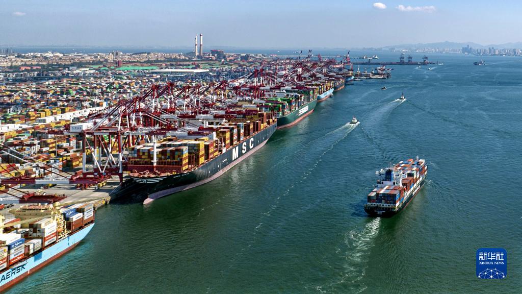 山东港口青岛港外贸集装箱码头大船频靠,所有泊位全线开工,各港区码头