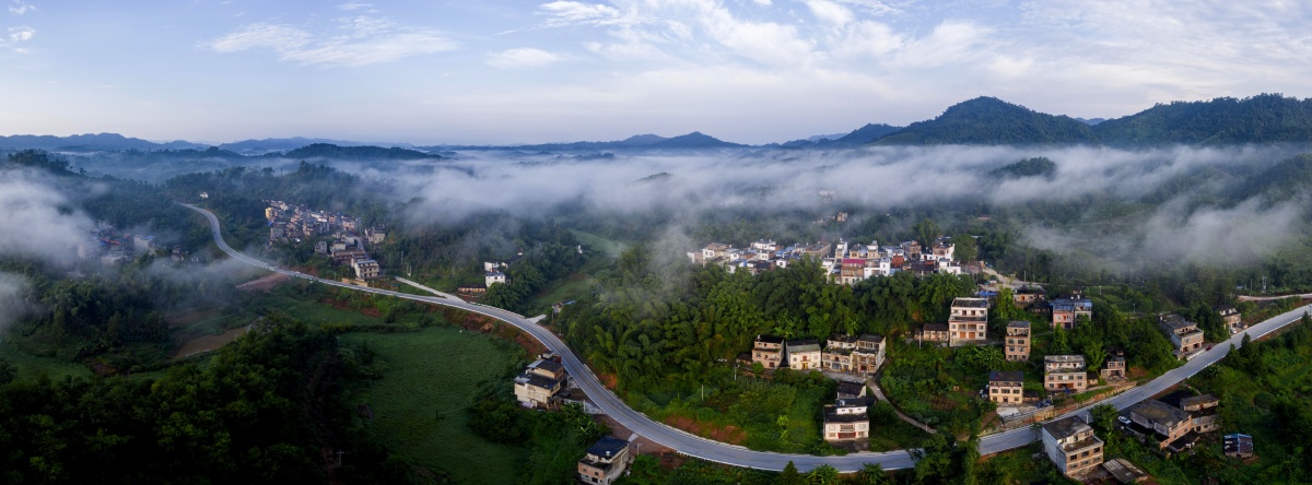 浪花飞溅,惊涛拍岸的漫无边际的云海,峰高云低,云雾缭绕,高低沉浮