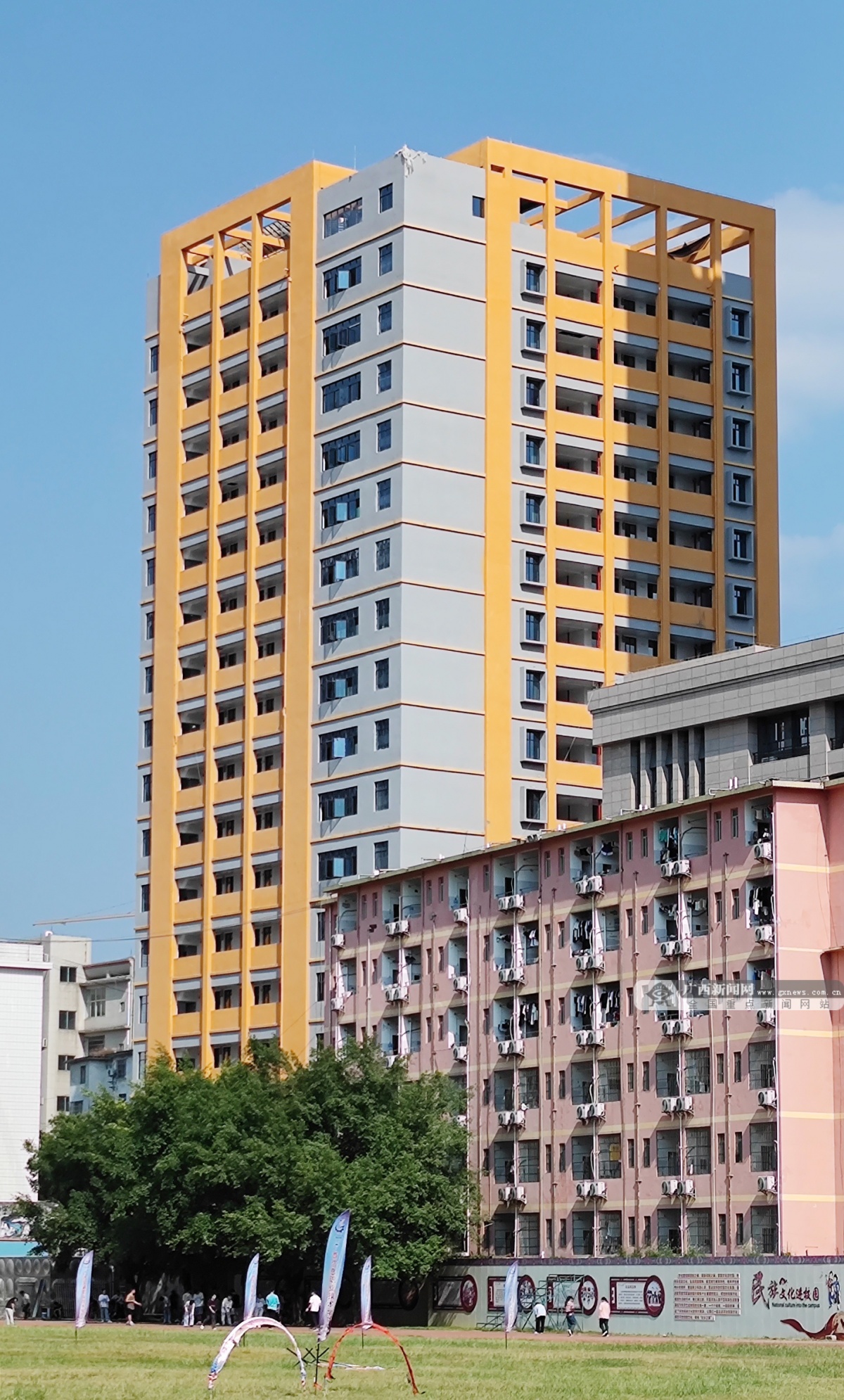 广西现代职业技术学院两栋学生宿舍楼提前130天交付