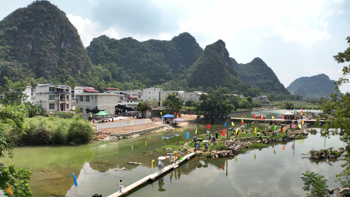 9月17日,改造一新的柳州市柳江区进德镇乐山村长安屯举办别开生面的赏