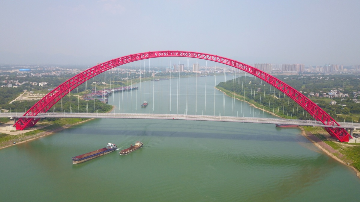 图为9月20日无人机航拍的货船在穿越贵港市平南县的目前世界最大跨径