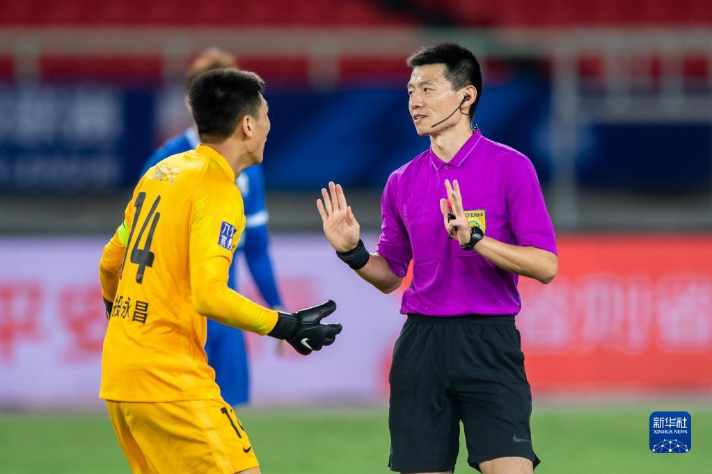 9月24日,沧州雄狮队守门员邵镤亮(左)与主裁判甄伟交流.