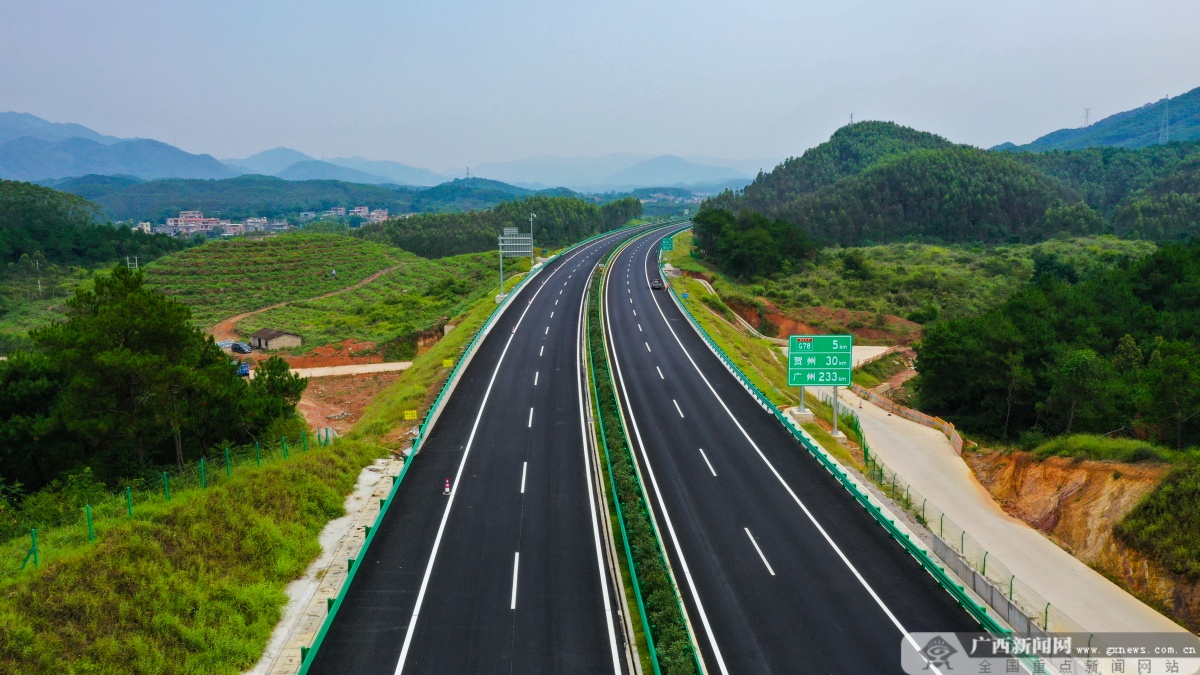 通车倒计时 信梧一期项目完成全线沥青摊铺|手机广西网