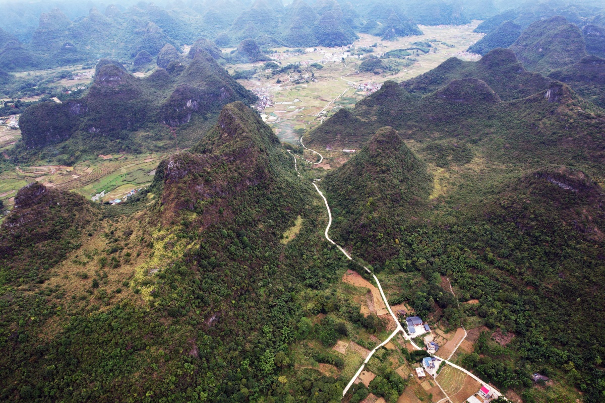 10月9日,在桂北山区的大地上,一条条蜿蜒盘旋的农村公路连接着各个