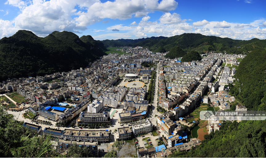 乐业县城区全景. 李晋 摄乐业县同乐镇中心小学一角.