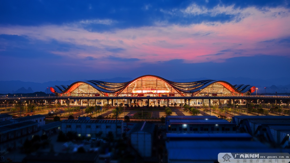 十年來,河池機場,梧州西江機場,玉林機場建成投產運營,全區在用民用