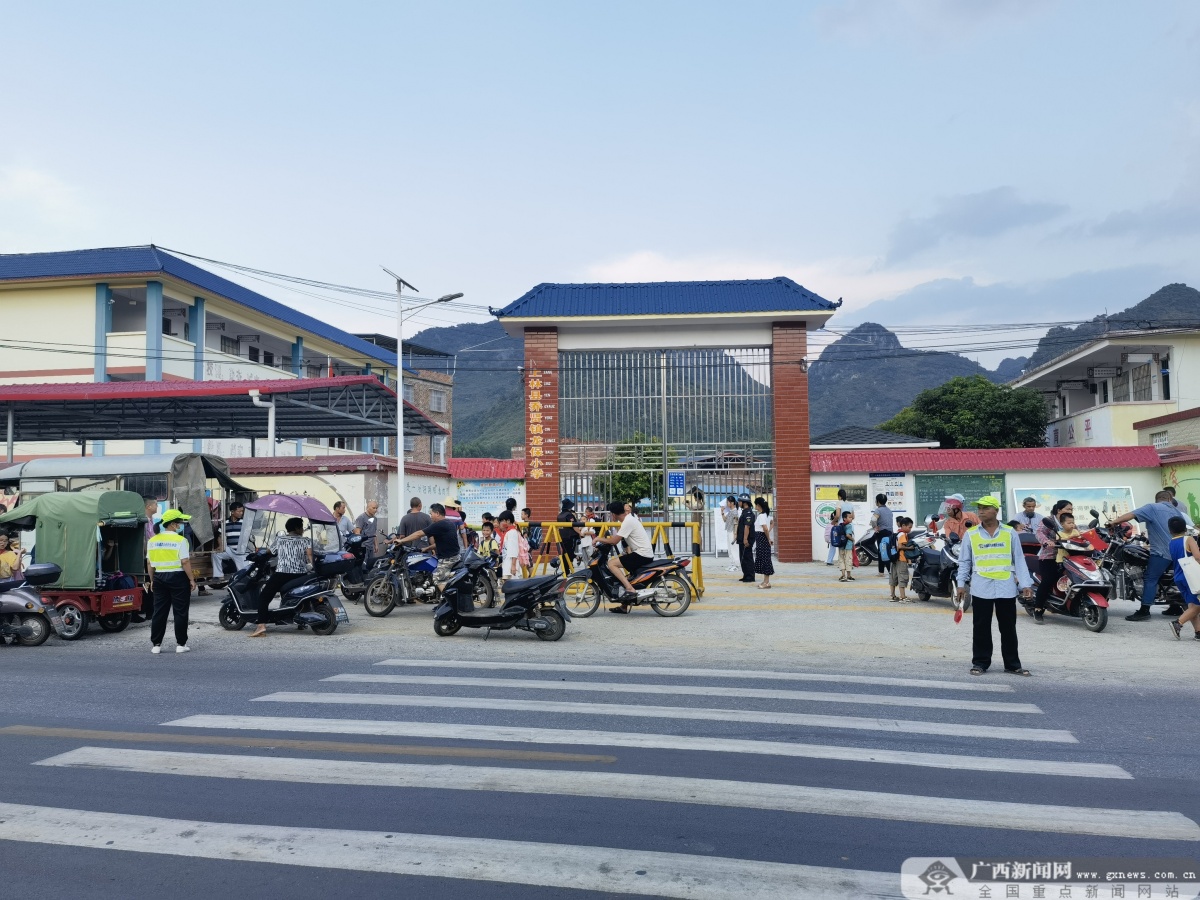 上林县乔贤镇:人大代表"走心"劝导 文明交通深入人心|手机广西网