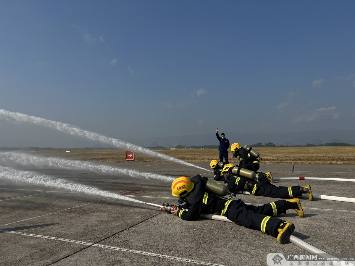 快来围观桂林机场开展119消防宣传日活动