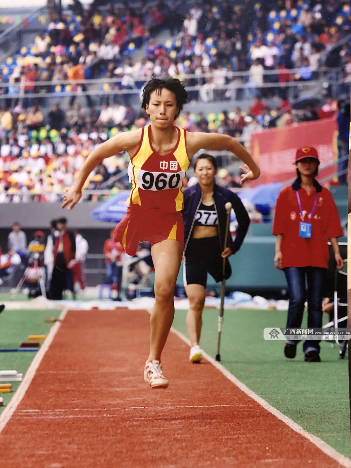 为了能顺利留在运动队,队友休息时,她加倍训练,练习跳远对归玉娜来说