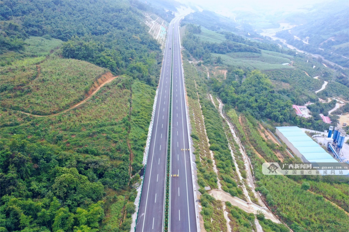 田西高速公路主线全线路面沥青摊铺圆满完成|手机广西网