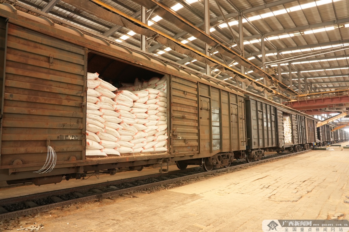 通讯员 陈智彬 摄航拍南宁国际铁路港正在将刚刚到达货场的整列农耕