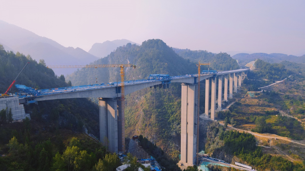 贵州德余高速最高墩桥梁半幅贯通