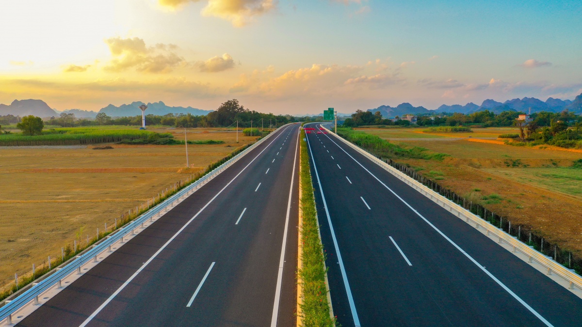 通车倒计时广西大新至凭祥高速5标主线沥青上面层施工完成