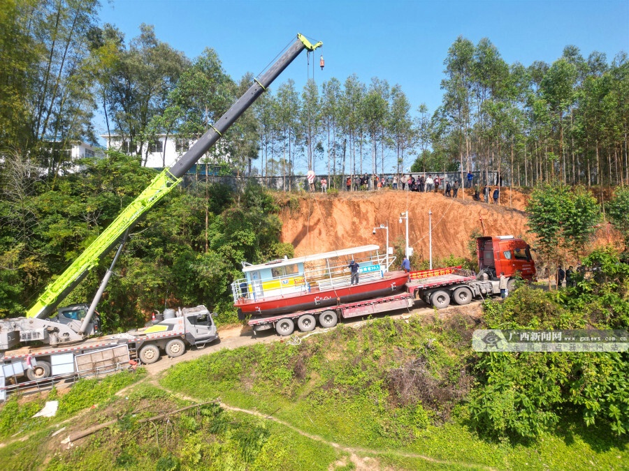 浦北县泉水镇新渡船投入使用村民摆渡更安全