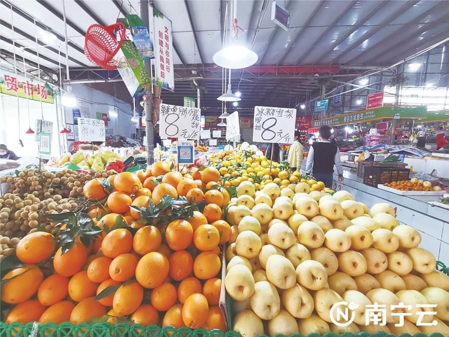 雪梨和橙子成为当下南宁市场上各家果摊的主推水果。记者 覃锦华 摄