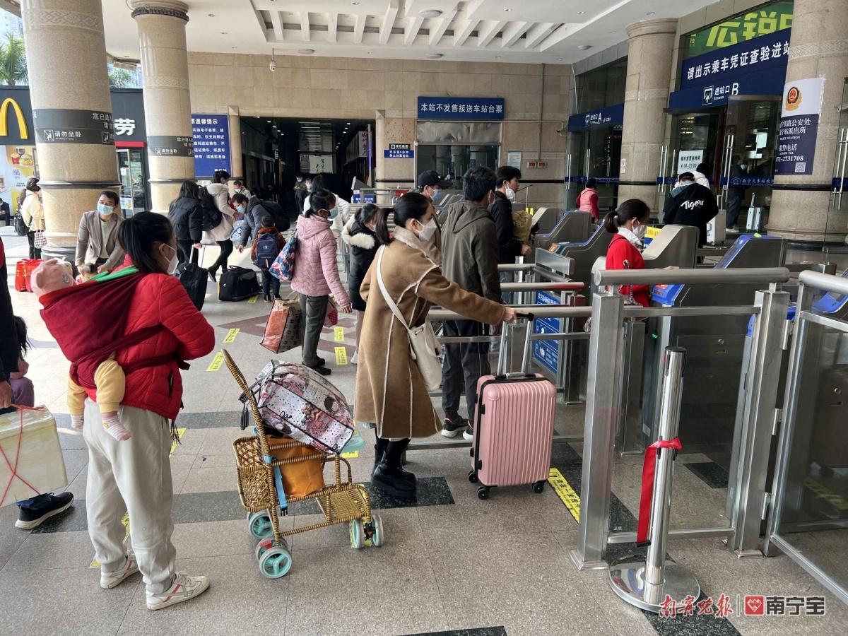 元旦假期首日，南宁三大火车站迎客流出行小高峰