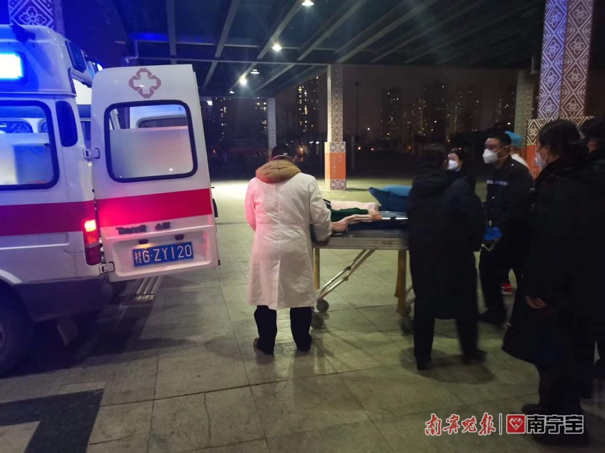 医护人员与车站工作人员一起把旅客转运上救护车。通讯员 彭静 摄