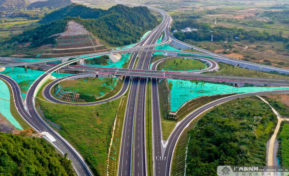 广西大新至凭祥高速公路今天通车