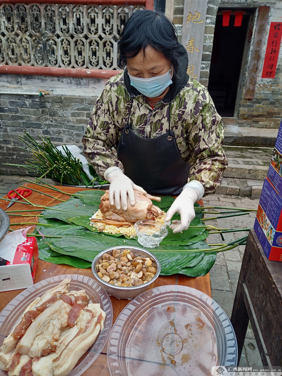 村民在包灵山大粽.粽子里放了整鸡,猪肉,绿豆等食材.