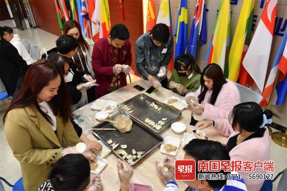 ▲广西民族大学留学生体验包饺子过春节。校方供图