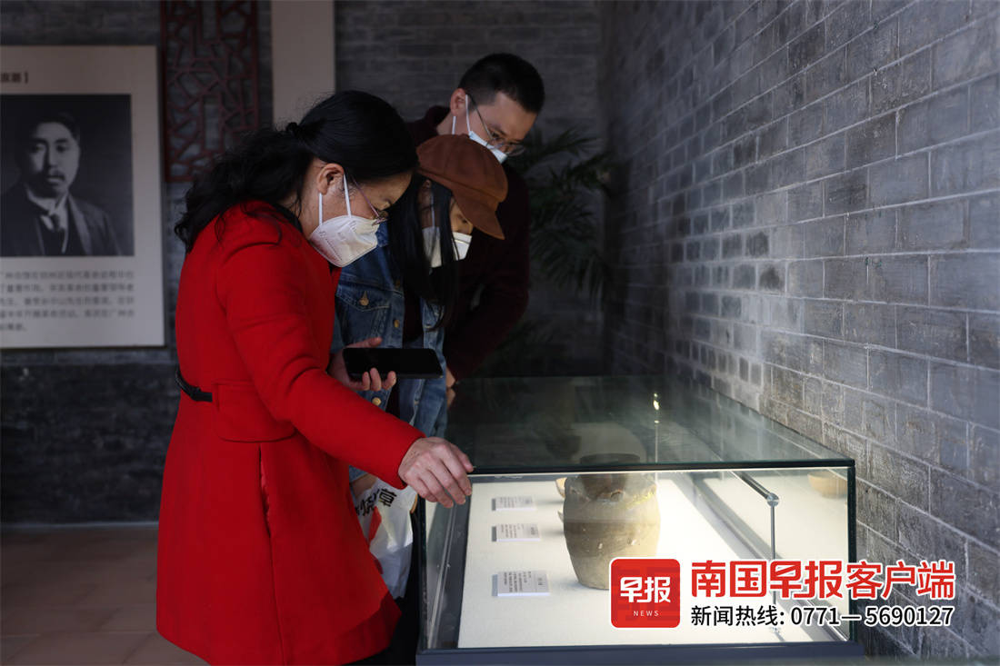 ▲游客在广州会馆内观看文物。
