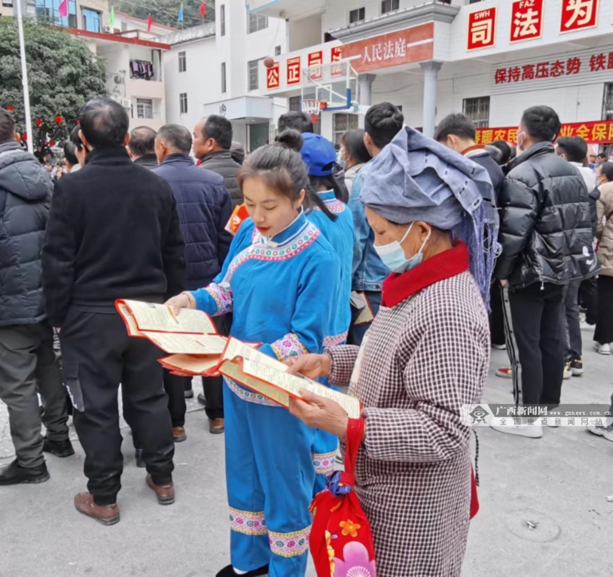 广西东兰县长江山歌群图片