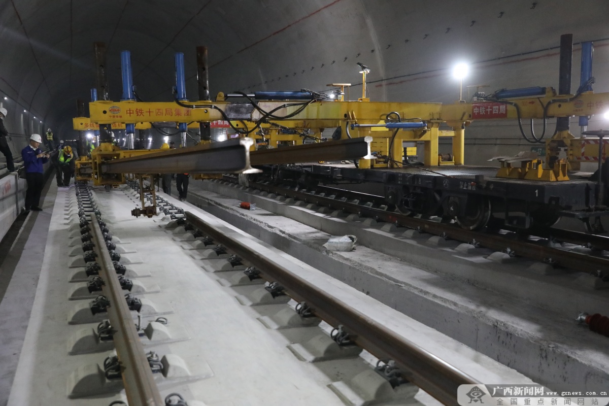 贵南高铁广西段顺利完成铺轨 全线将于年内开通运营