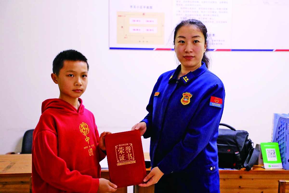贵港市消防救援支队为江先国颁发证书。 消防供图