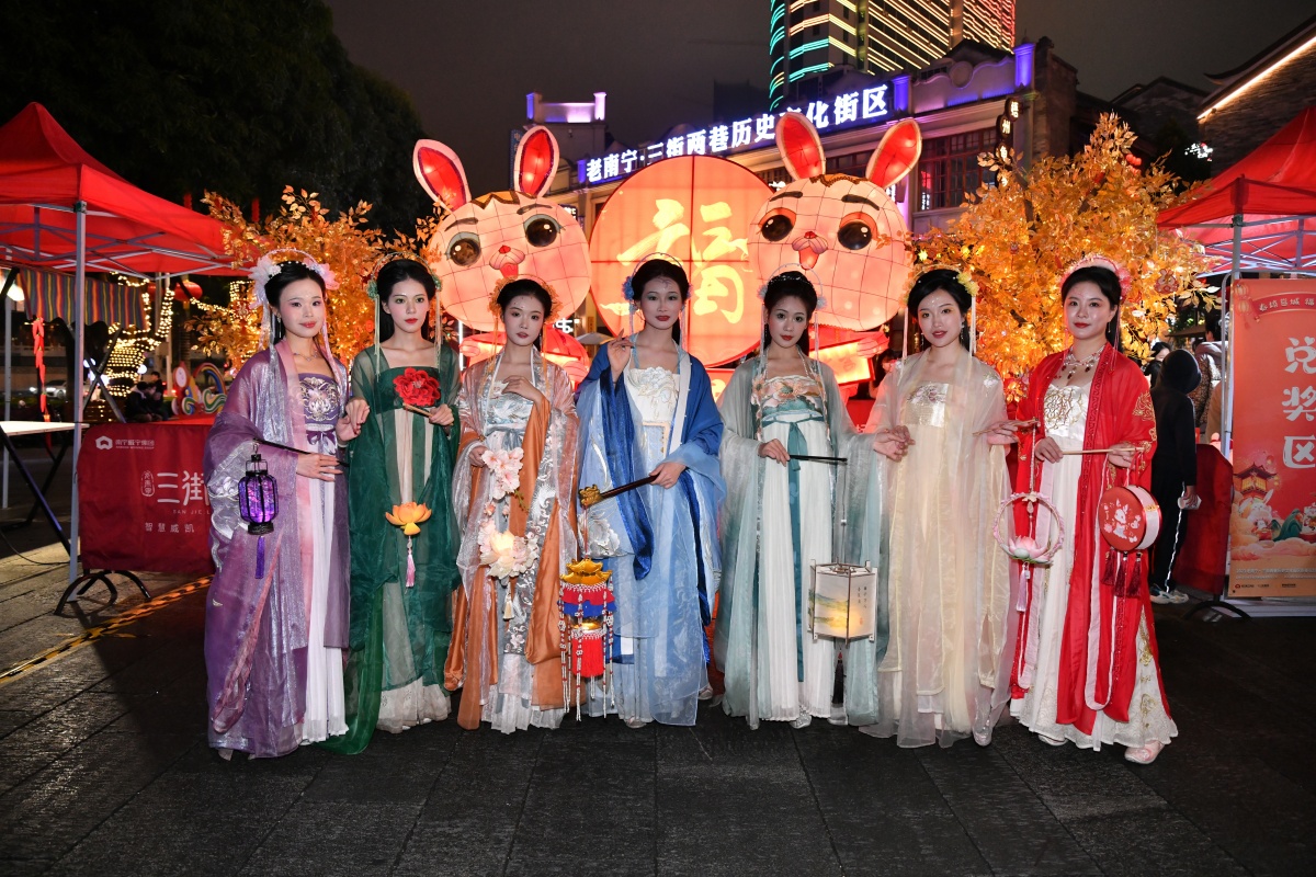 三街两巷花灯如昼 天仙巡游嬉闹元宵-广西新闻网