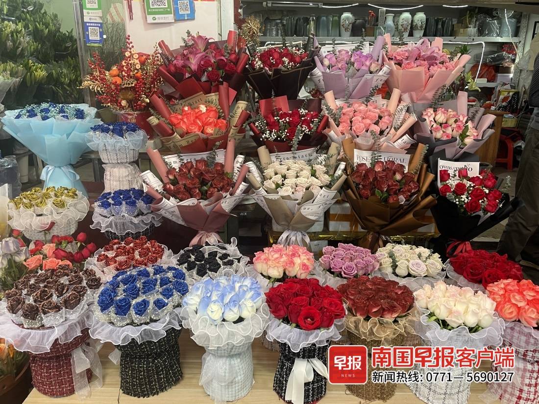 ▲花店已经包好各式花束，供消费者挑选。