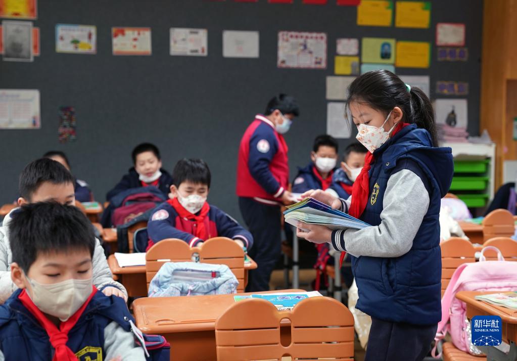 中小学校陆续组织学生返校,在学习,防疫,后勤等方面做好准备,迎接开学