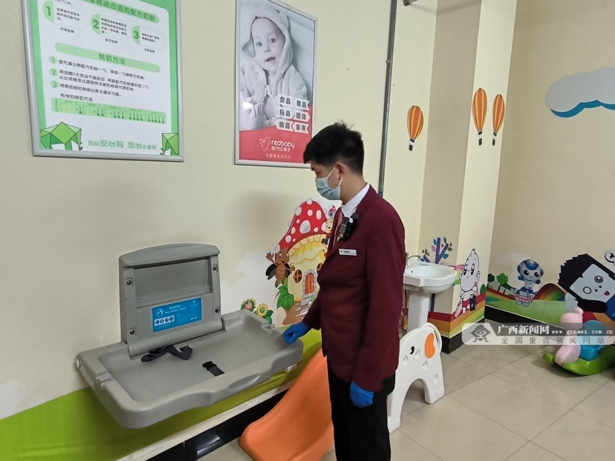潘俊舟展示朝阳广场站内母婴室护理台使用方法。李远兴 摄