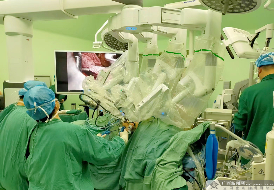 南溪山医院运用机器人勇摘泌尿外科手术“皇冠上的明珠”