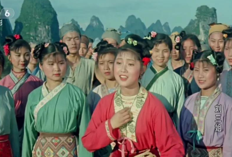 里扮演"刘三姐"而名闻天下,成为广西刘三姐文化的传承者和代言人