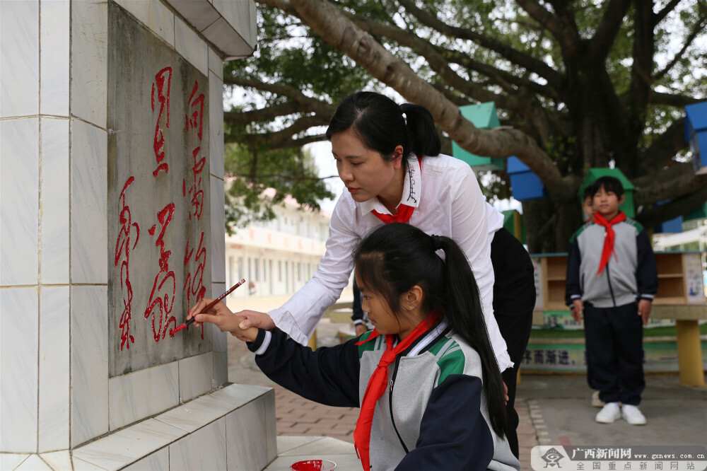 靈山縣500多所學校開展學雷鋒教育活動
