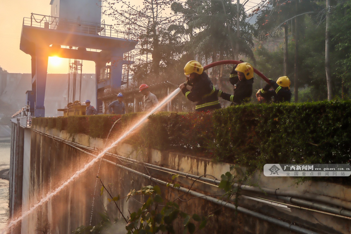 武警官兵火速救援配合消防成功扑灭大火|手机广西网