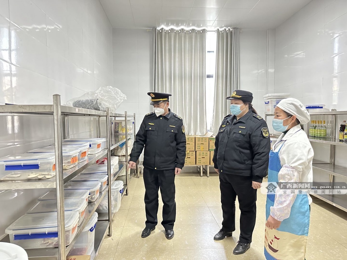 驚呆了！除夜媽帶活雞進天鐵是如何回事？被勸止后竟匹里劈臉現場殺雞